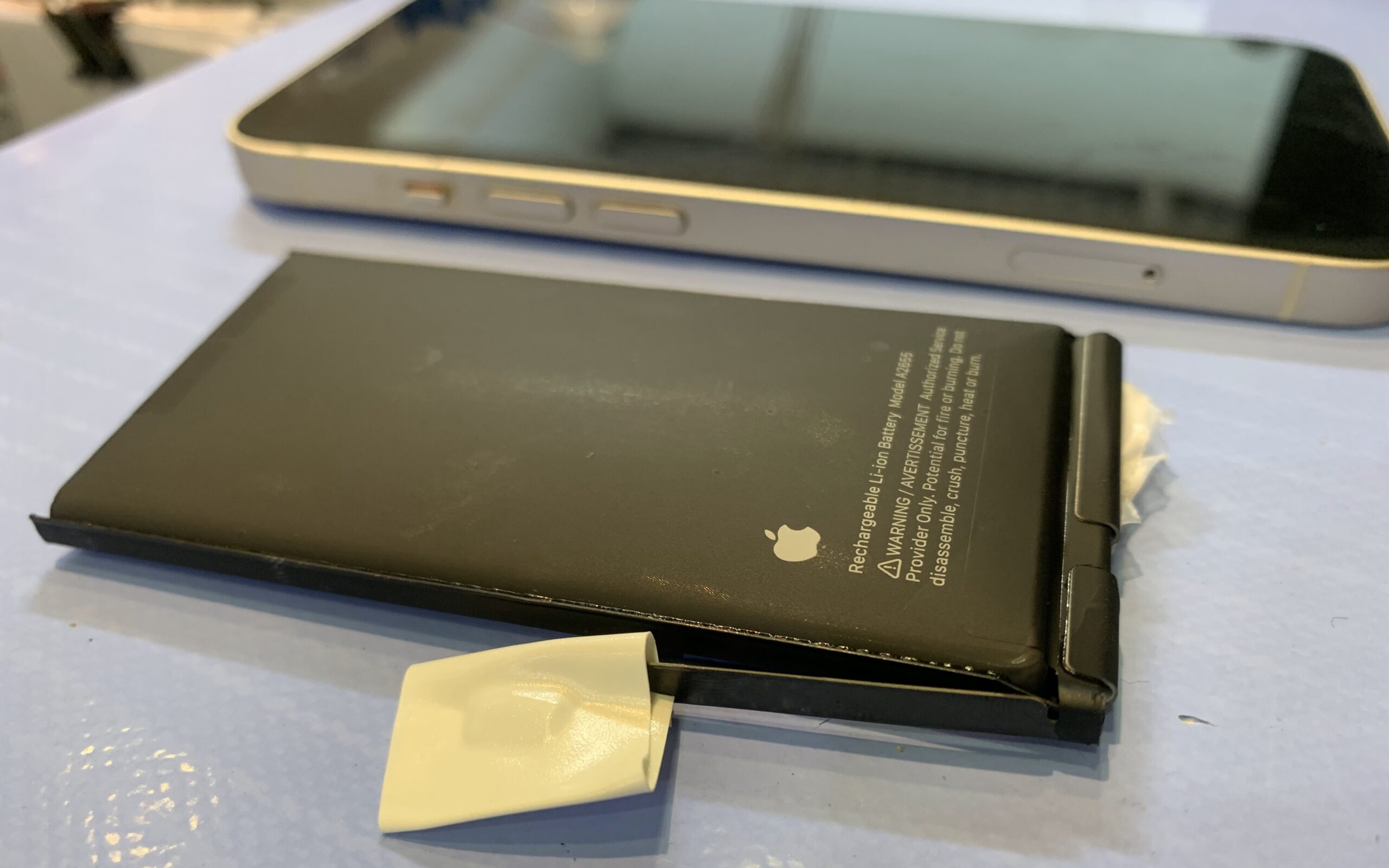 【修理実例】iPhone13バッテリー膨張